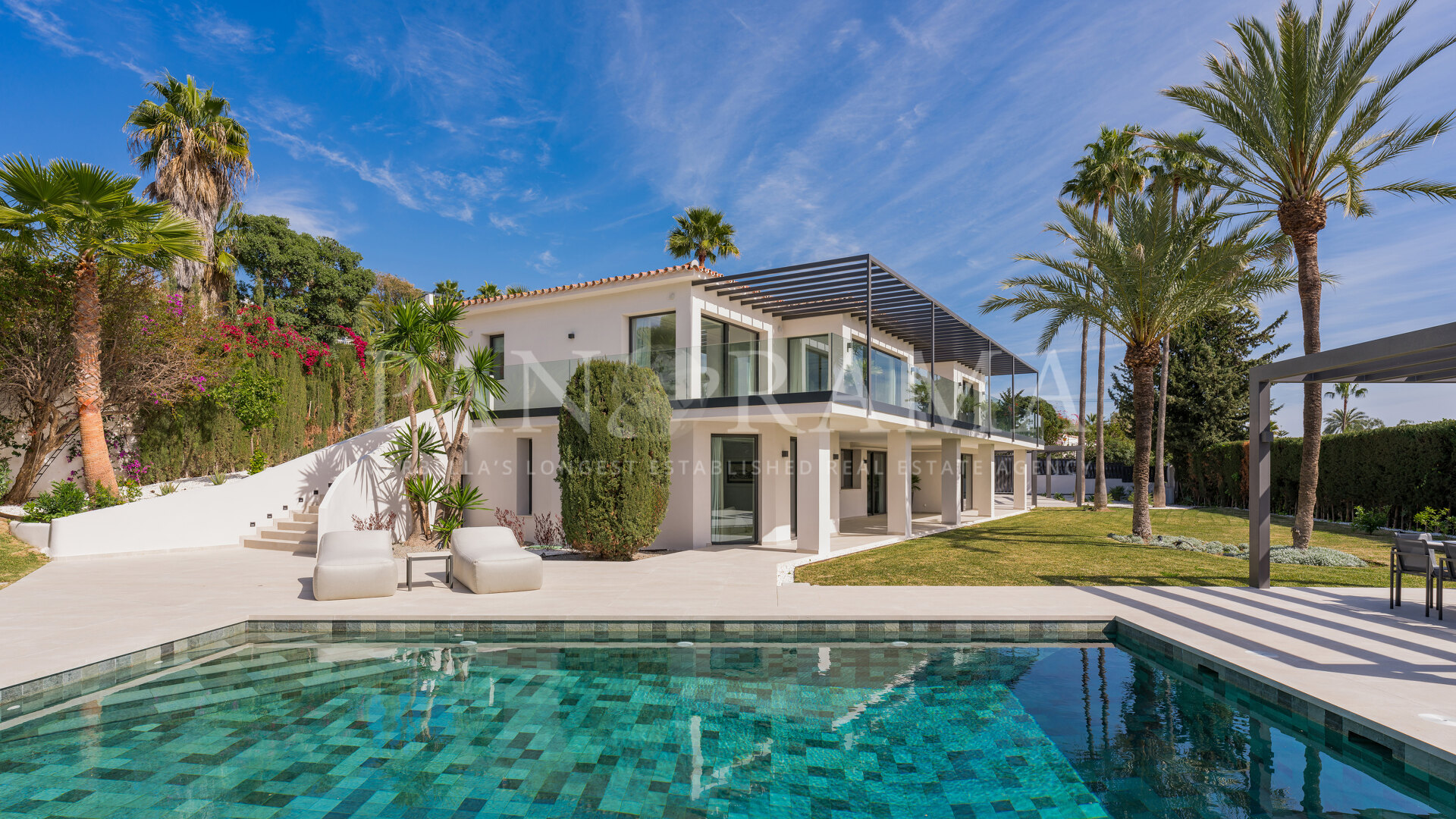 Superbe villa contemporaine très privée avec vue sur la mer et la montagne sur Rocío de Nagüeles