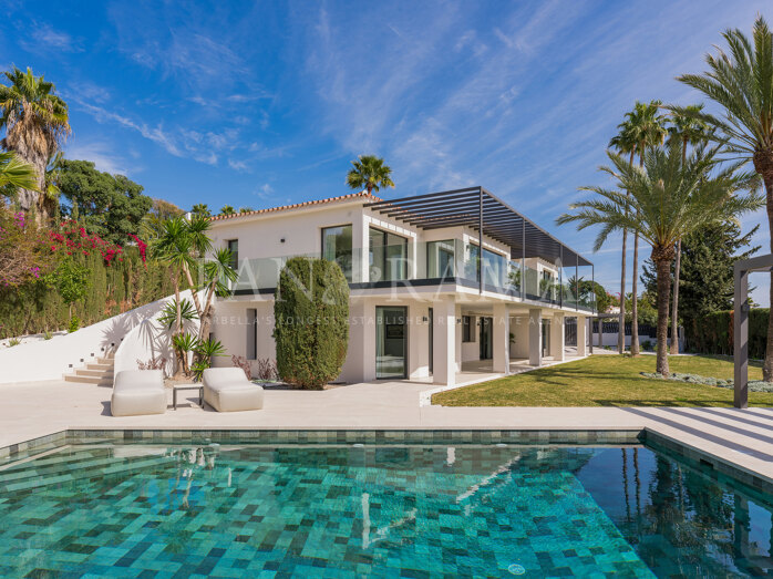 Superbe villa contemporaine très privée avec vue sur la mer et la montagne sur Rocío de Nagüeles