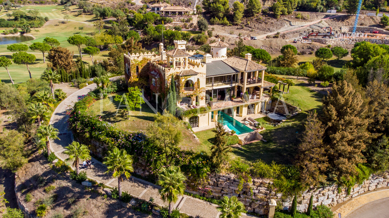 Exquisita mansión de estilo andaluz en Marbella Club Golf Resort: una obra maestra atemporal de elegancia y lujo