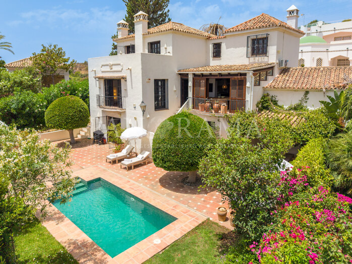 Villa Hibiscus - Beautiful Mediterranean villa in Marbella Hill Club with timeless traditional charm