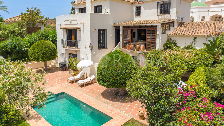 Villa Hibiscus - Beautiful Mediterranean villa in Marbella Hill Club with timeless traditional charm