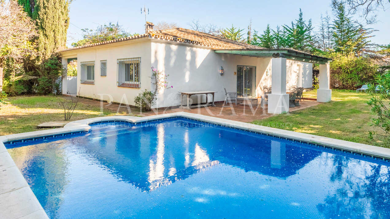 Villa a un paso de la playa y el puerto de Cabopino