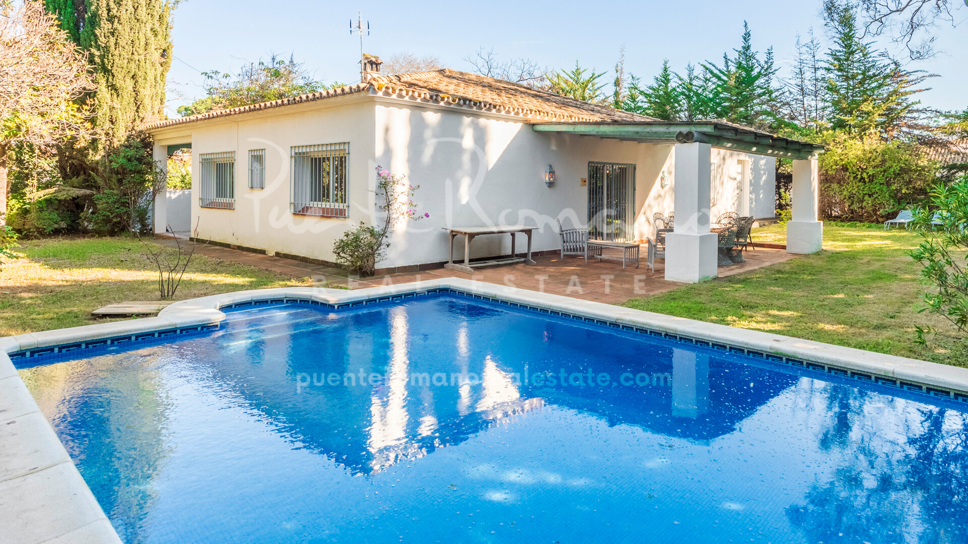 Villa within a short walk to the beach and the port of Cabopino