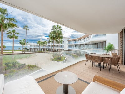 Precioso apartamento en primera línea de playa con vistas al mar en Estepona