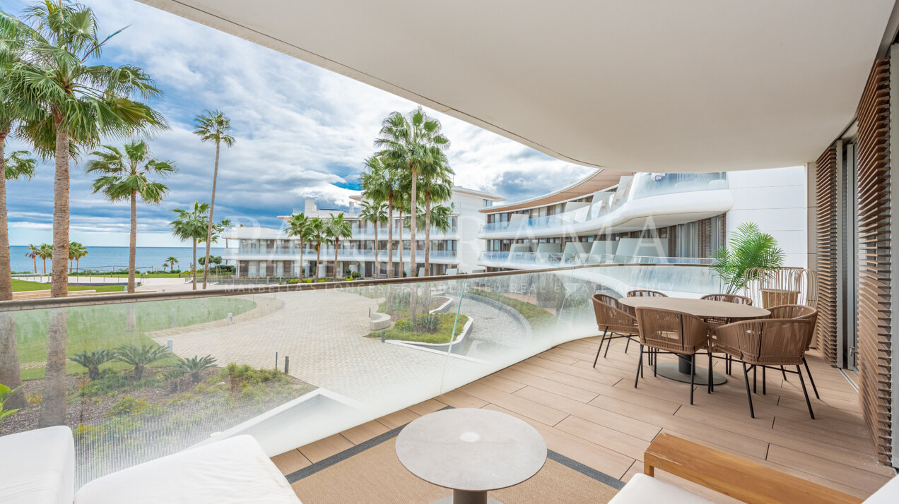 Precioso apartamento en primera línea de playa con vistas al mar en Estepona