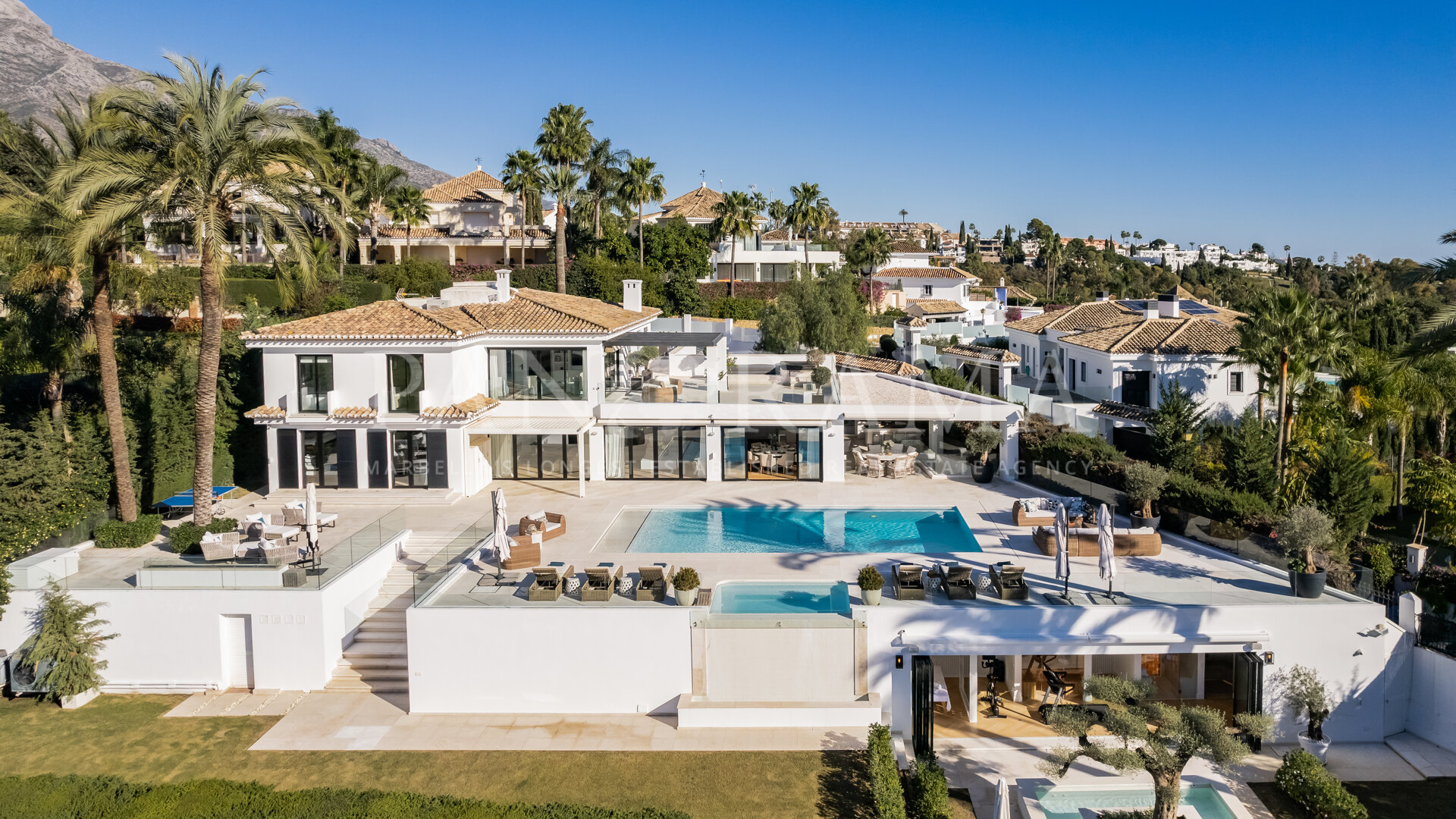 Een spectaculair villa aan de golfbaan in Nueva Andalucía