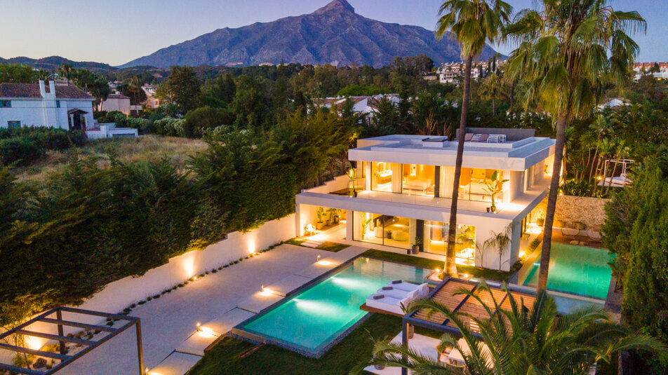 Villa totalmente reformada en Nueva Andalucía con grandes espacios exteriores