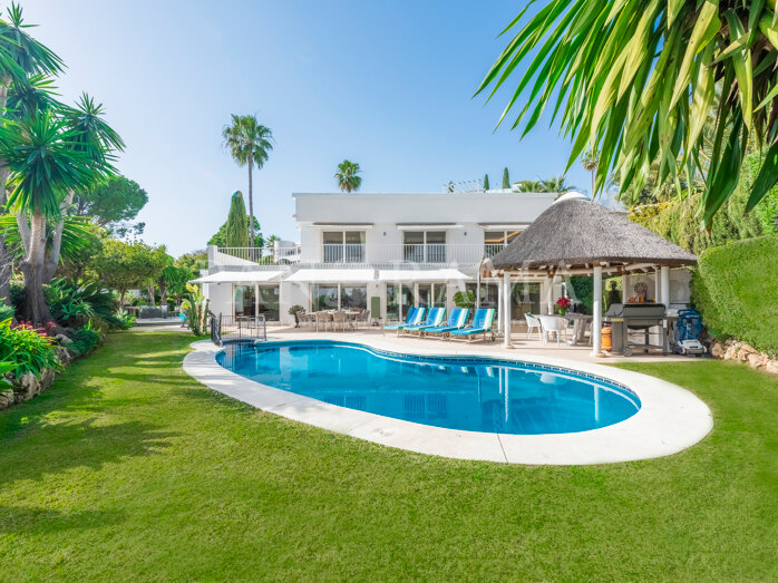 Charmante Villa in Altos Reales, einer privaten Wohnanlage am Hang der Goldenen Meile von Marbella