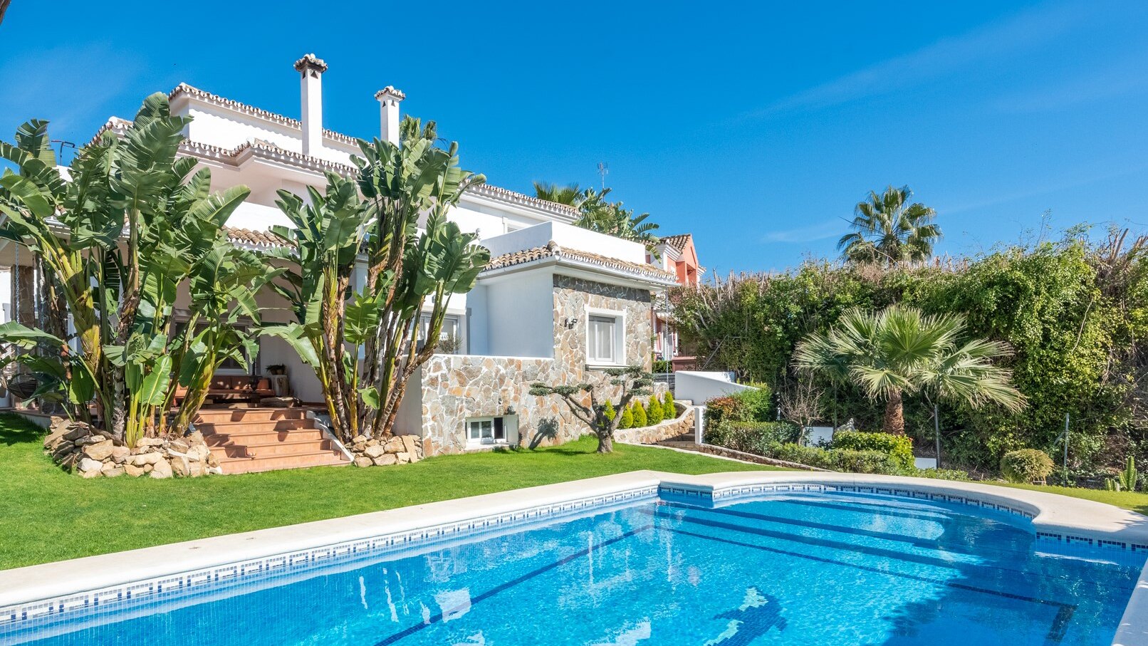 South-west facing villa within walking distance to amenities in Nueva Andalucía