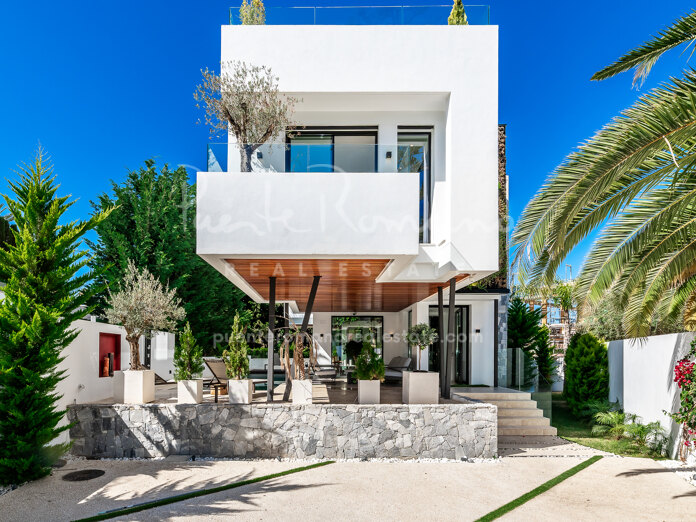 Superb beachside villa in a central location walking distance to amenities and Marbella town