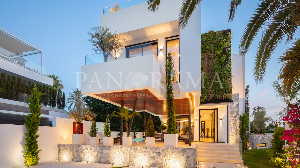 Superb beachside villa in a central location walking distance to amenities and Marbella town