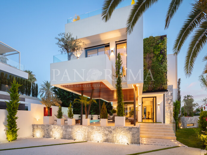 Superb beachside villa in a central location walking distance to amenities and Marbella town