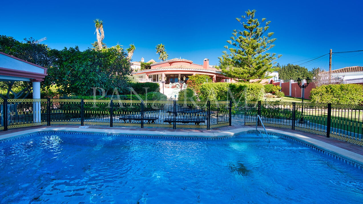 Villa con vistas al mar cerca de la playa y los servicios en Estepona