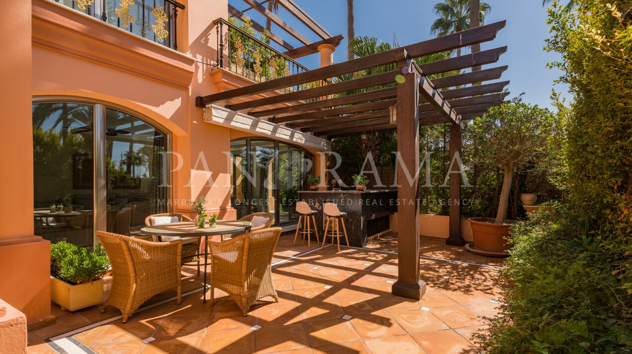 Espectacular apartamento con jardín en primera línea de playa en Puerto Banús