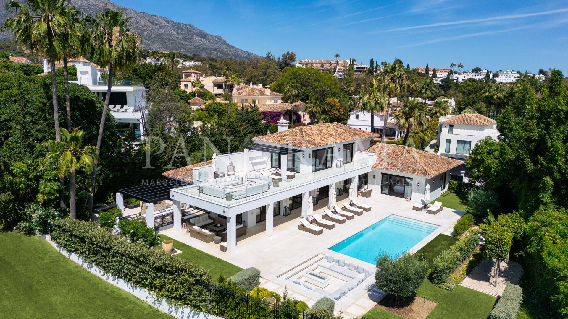 Elegante eerstelijns golfvilla in Las Brisas, ideaal familieverblijf