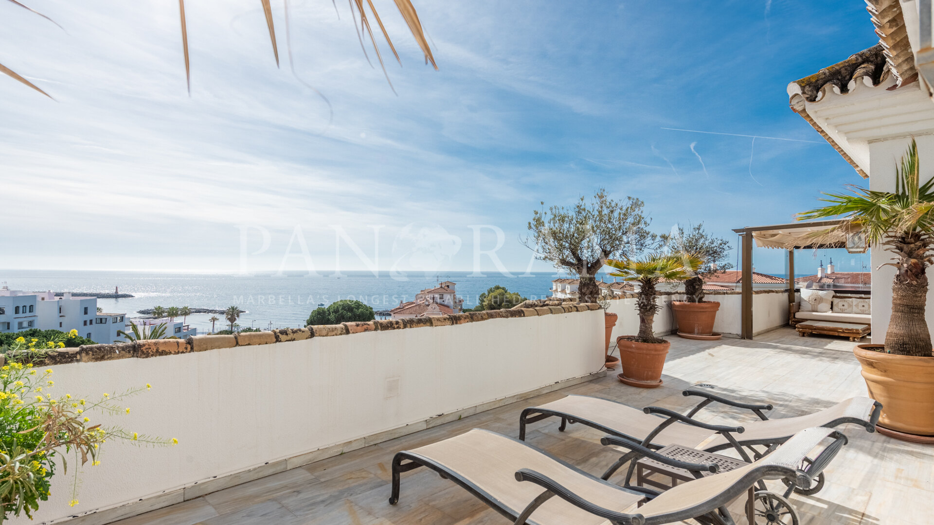 Spacious penthouse with panoramic sea views in Puerto Banús