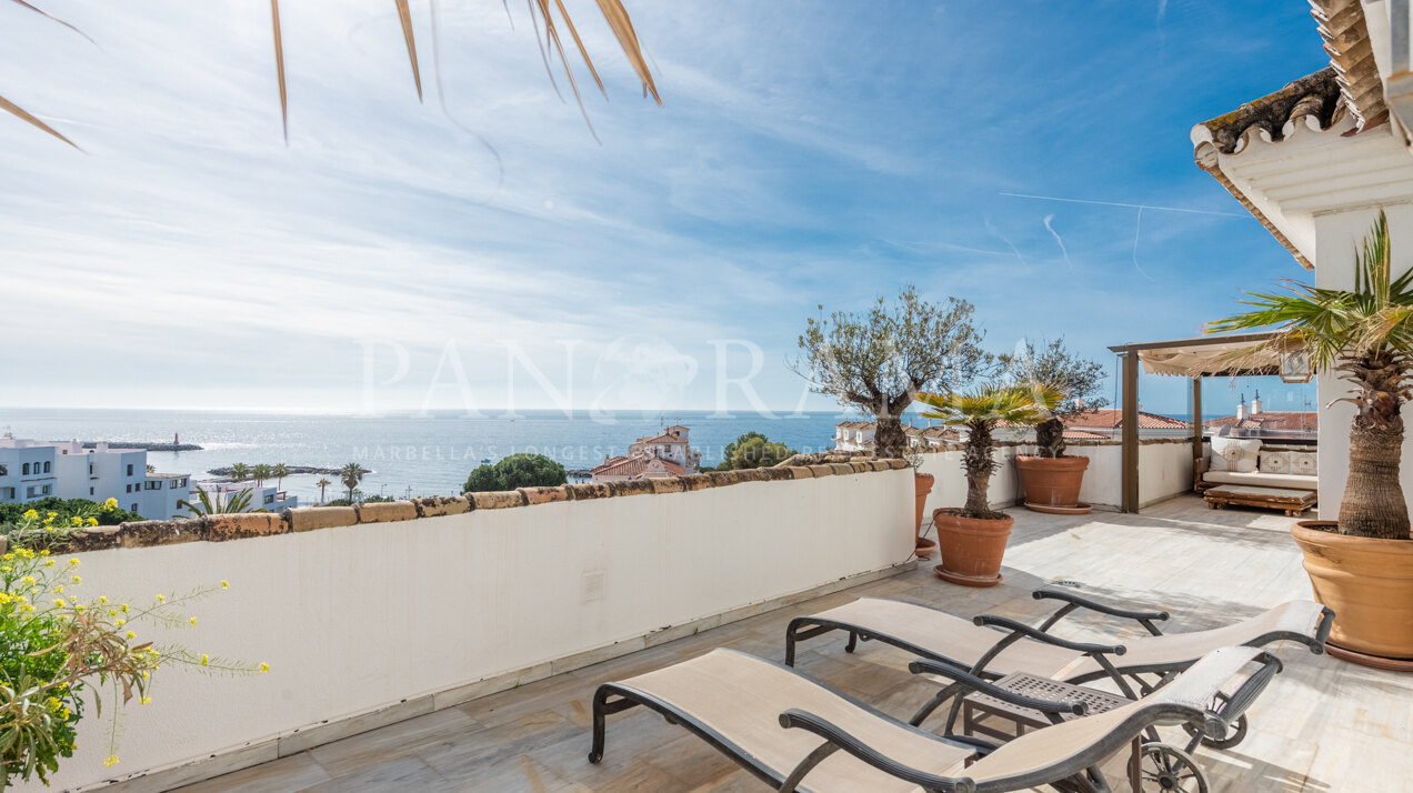 Spacious penthouse with panoramic sea views in Puerto Banús