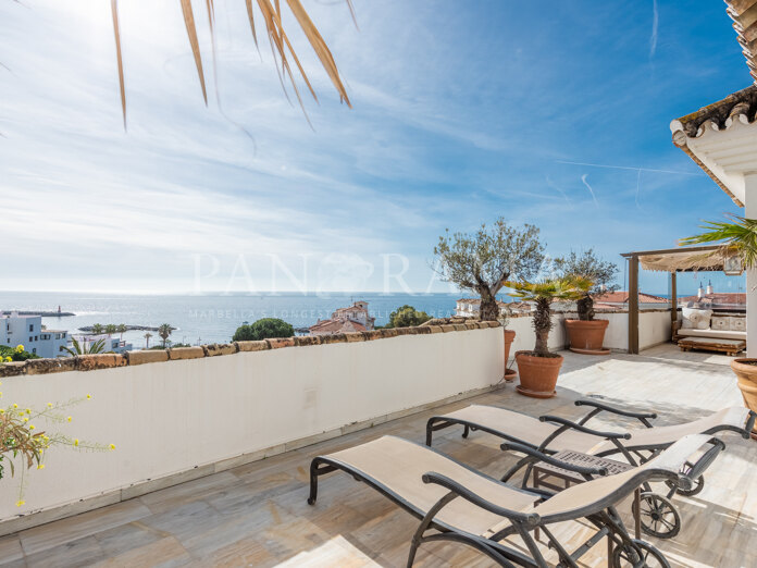 Spacious penthouse with panoramic sea views in Puerto Banús