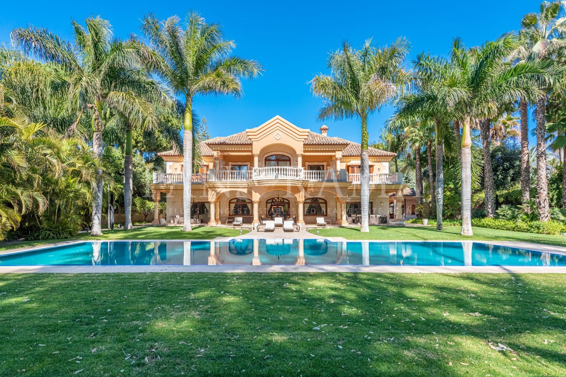 Elegante villa aan het strand op een uitstekende locatie in Guadalmina Baja