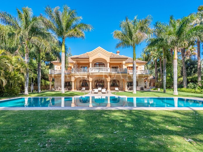 Elegante villa junto a la playa en una excelente ubicación en Guadalmina Baja