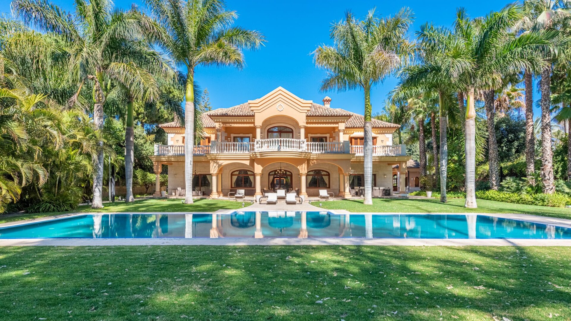 Elegante villa junto a la playa en una excelente ubicación en Guadalmina Baja