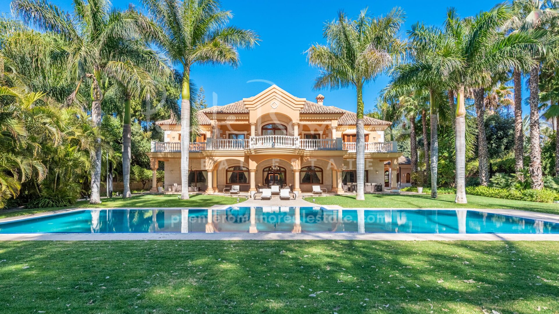 Elegant beachside villa in an excellent location in Guadalmina Baja