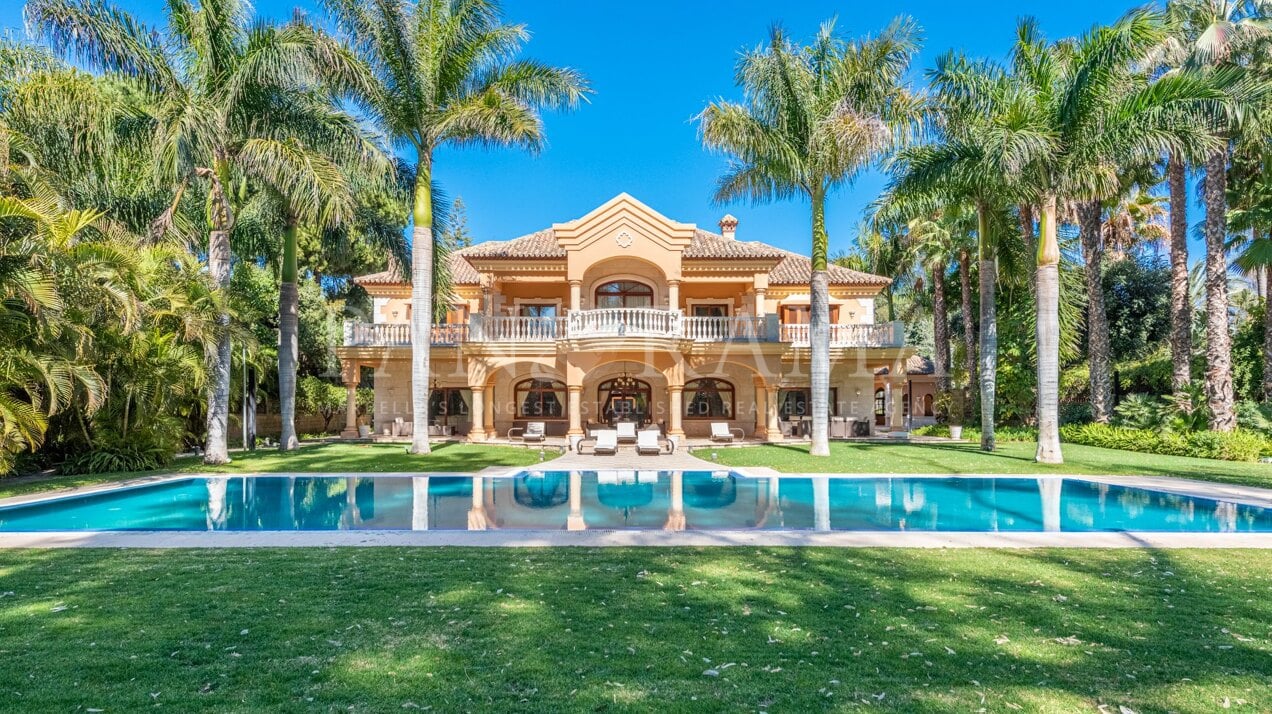 Elegante villa junto a la playa en una excelente ubicación en Guadalmina Baja