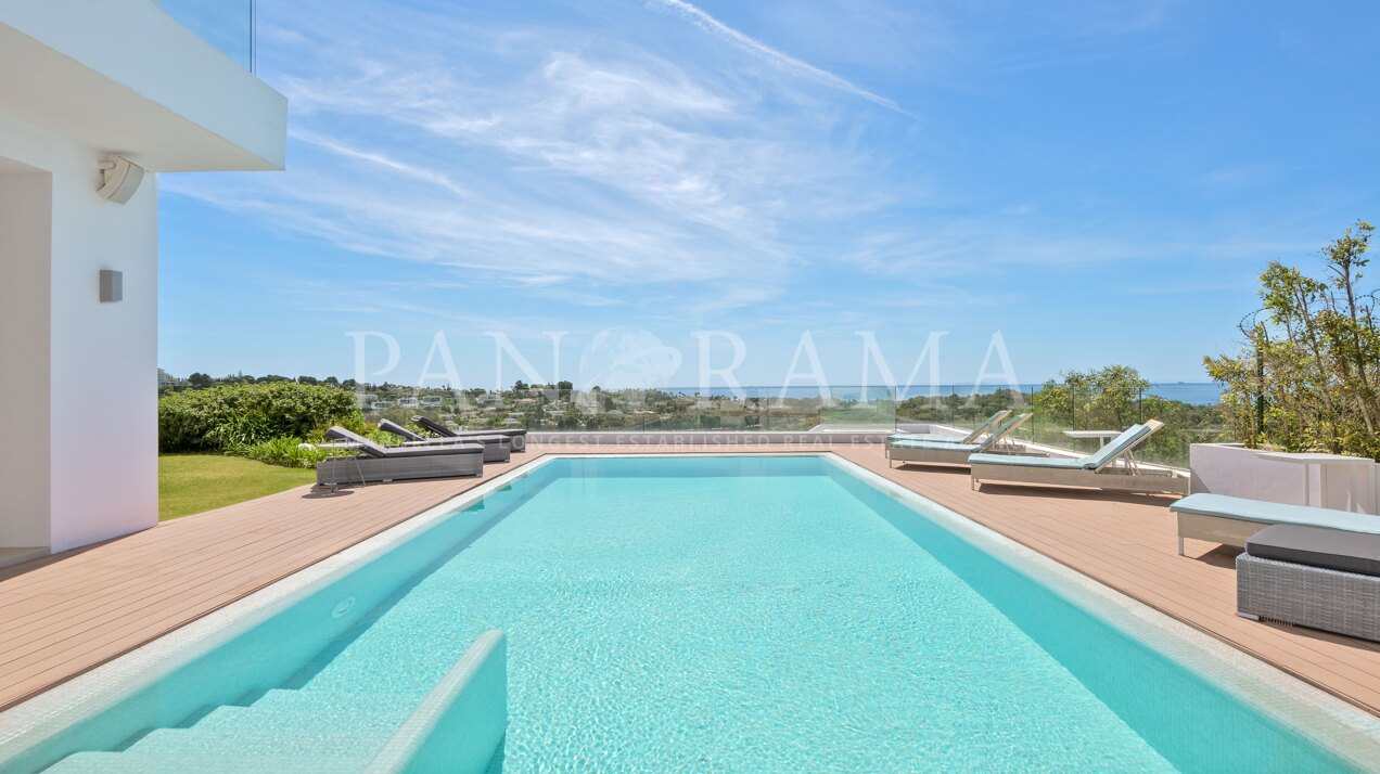 Modern Golf Villa with Panoramic Views in El Paraíso