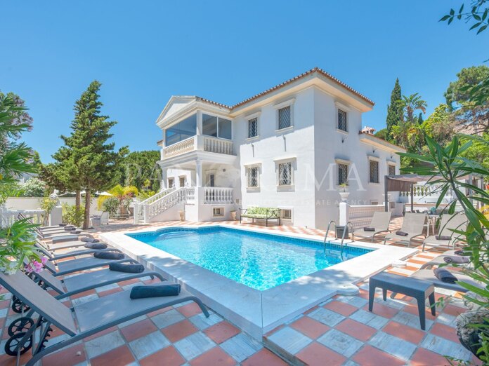 Elegante klassieke villa in Marbella oost dichtbij stranden en voorzieningen