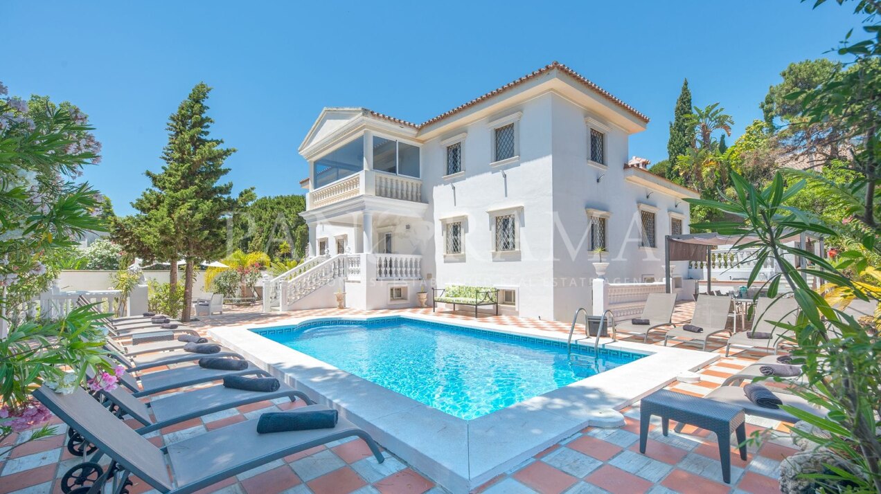 Elegante klassische Villa in Marbella Ost in der Nähe von Stränden und Annehmlichkeiten