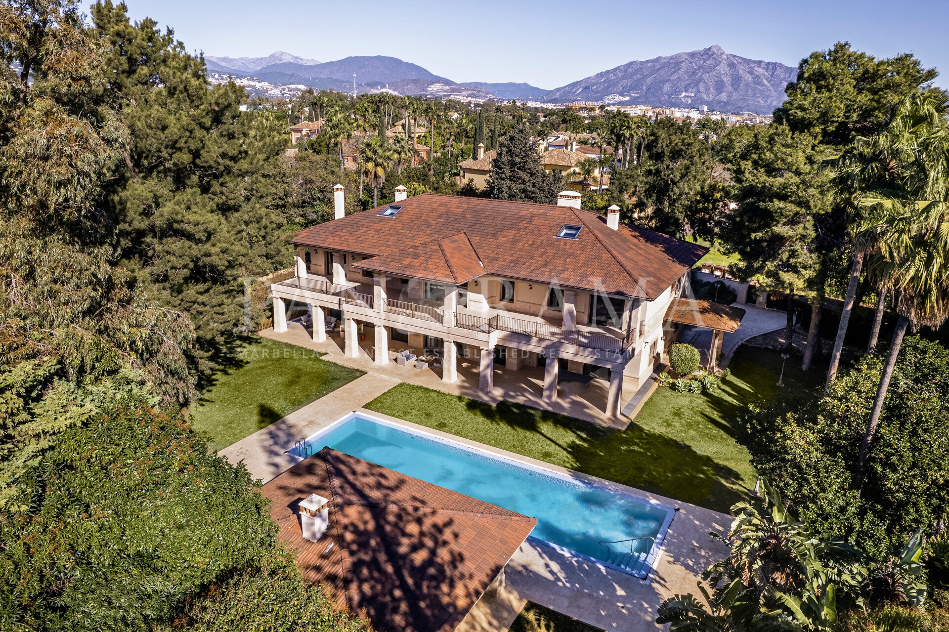 Schöne luxuriöse große Villa in Guadalmina Baja