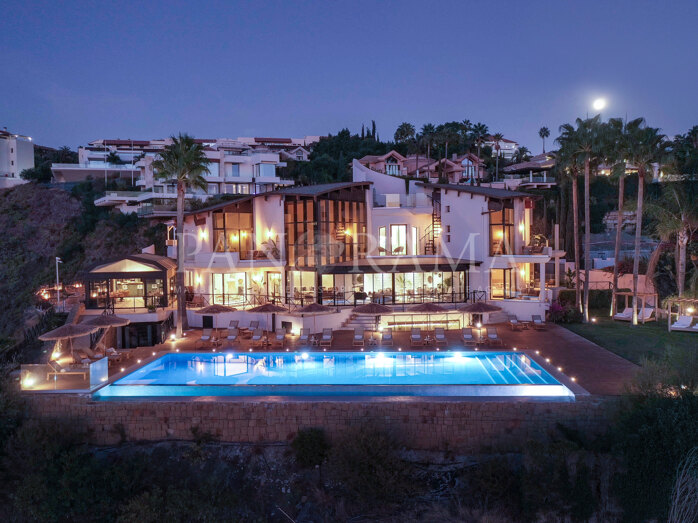 Iconica Villa Contemporánea con Vistas Panorámicas al Golf de Los Flamingos, al Mar y a la Montaña