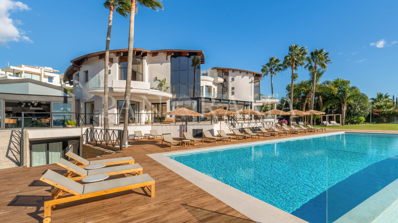 Luxuriöse beeindruckende Resort-Villa in Los Flamingos