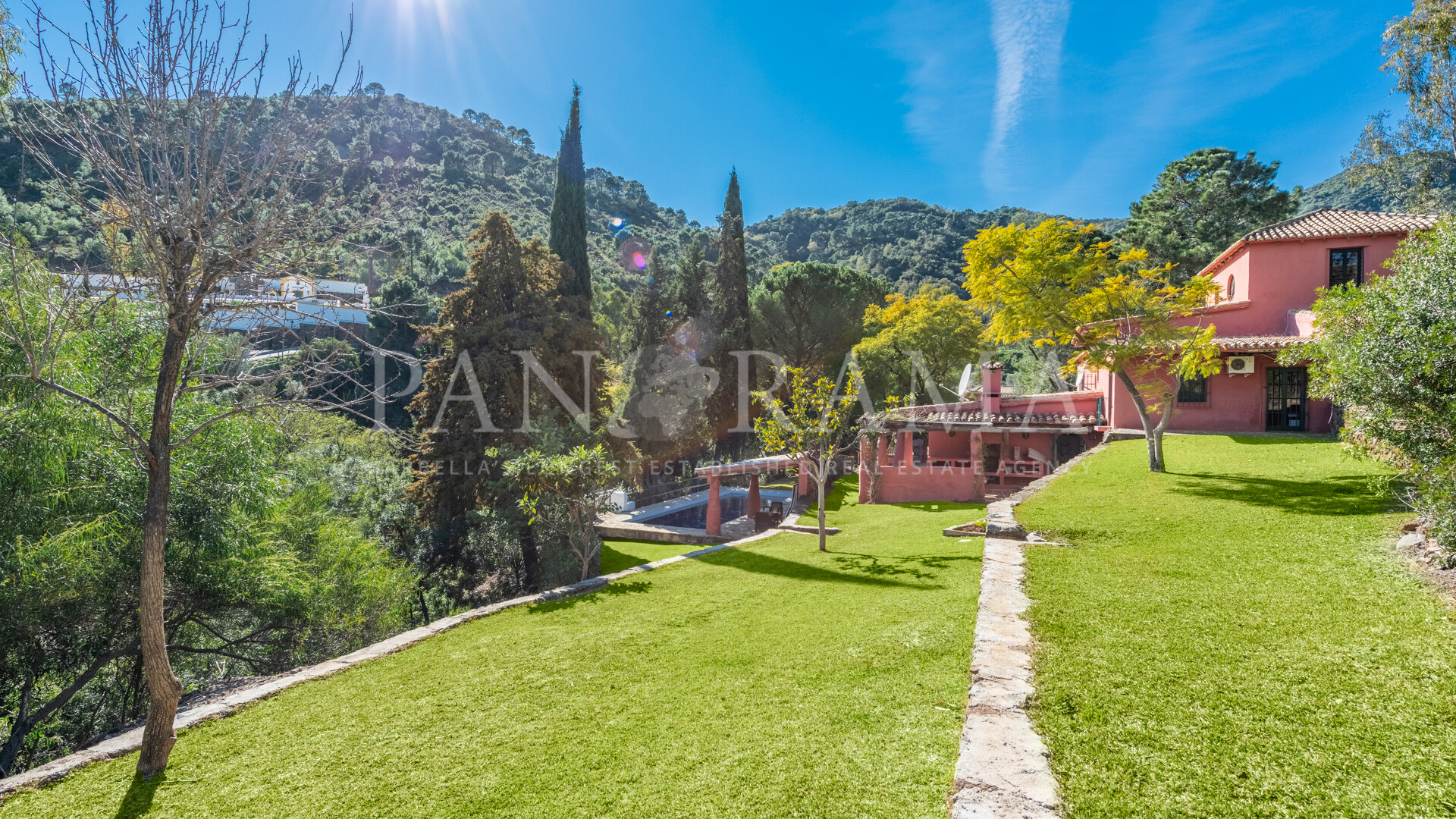 Two villa’s on a beautiful plot of land of 17,051 m2, with unique development potential