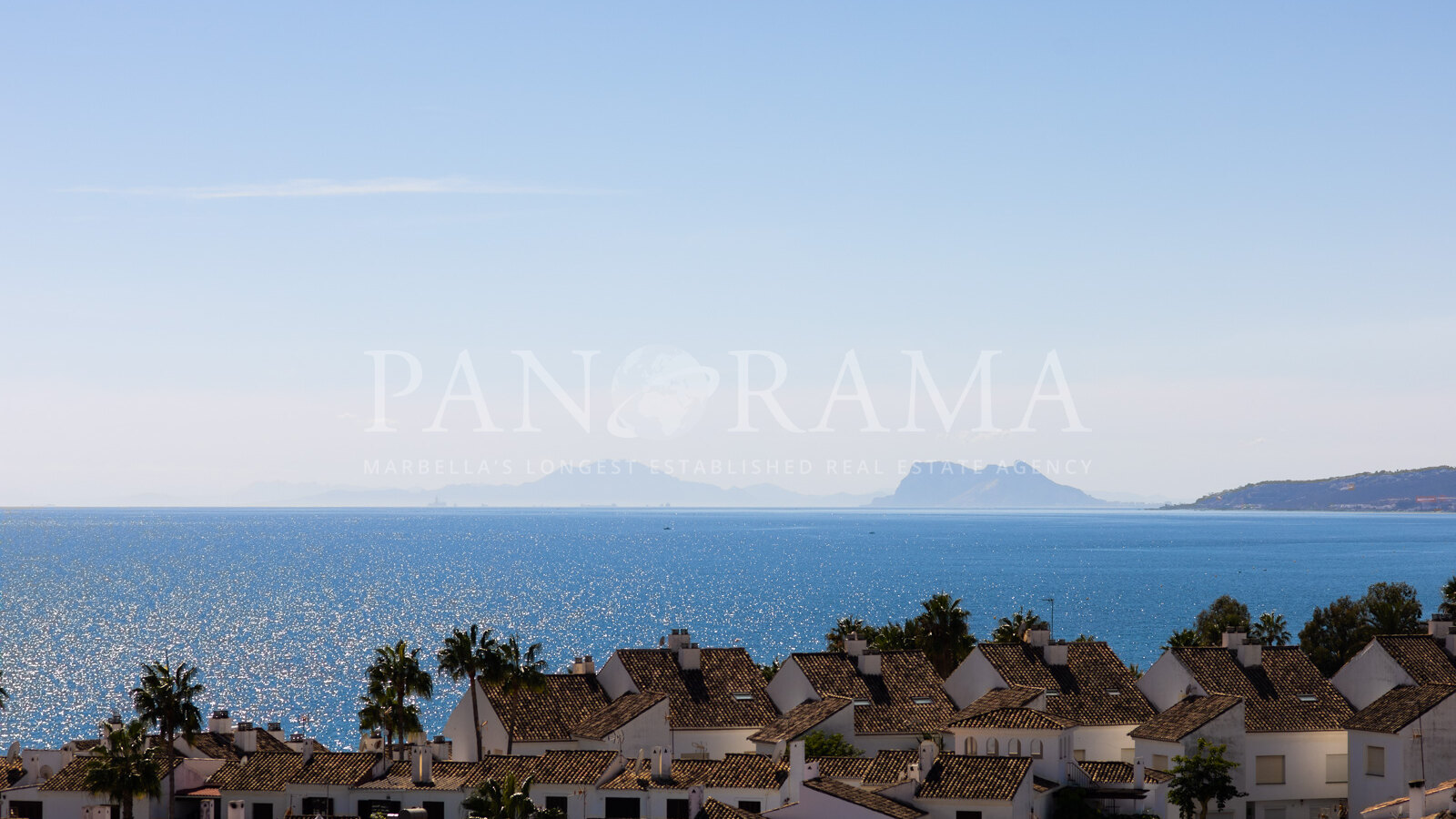 Fantástico ático dúplex en primera línea de playa en Guadalobon, Estepona Oeste