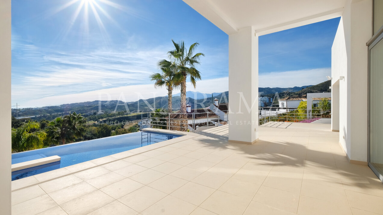 Villa contemporánea en Puerto del Capitán con vistas al mar y a la montaña