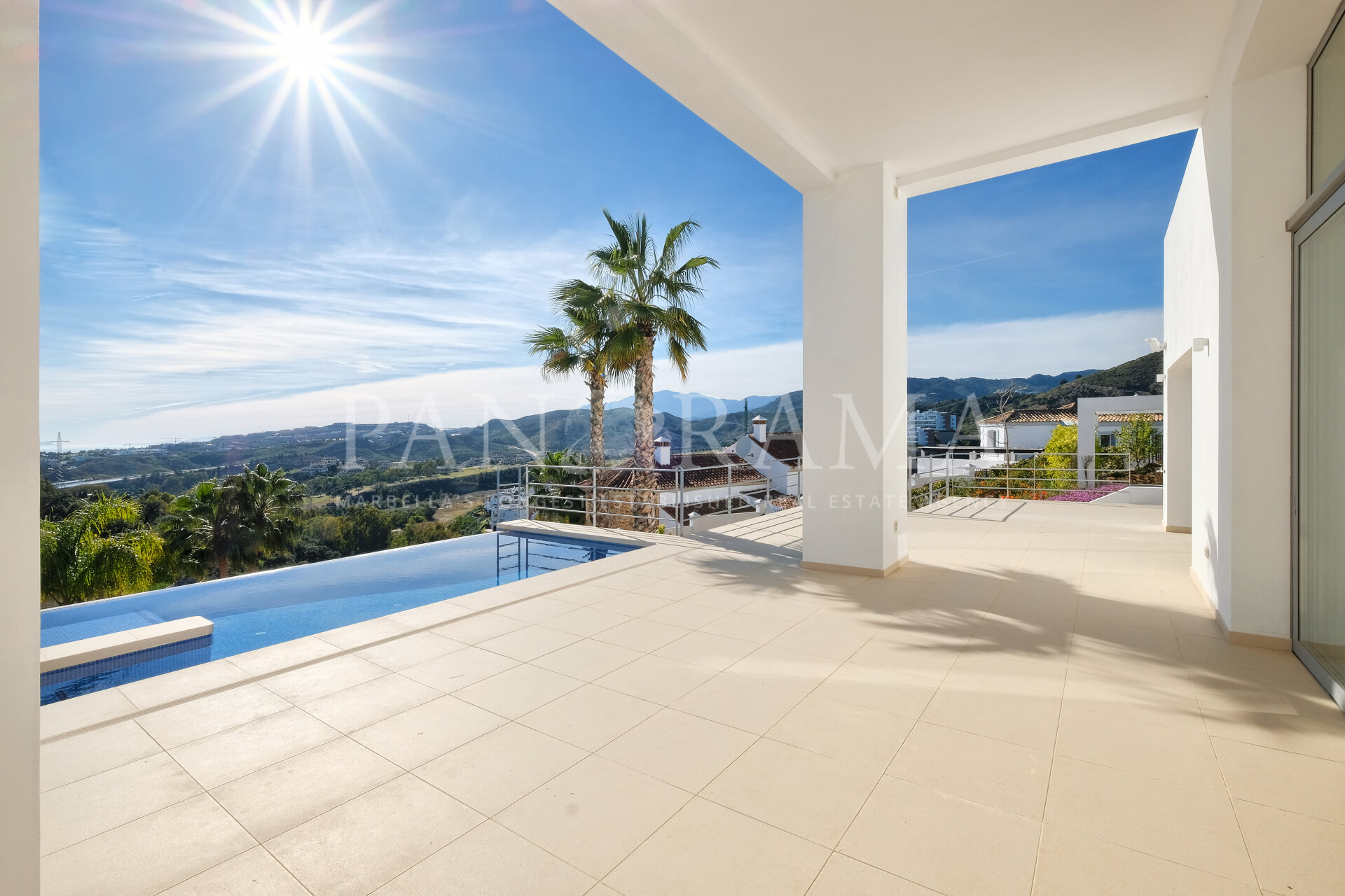 Villa contemporánea en Puerto del Capitán con vistas al mar y a la montaña