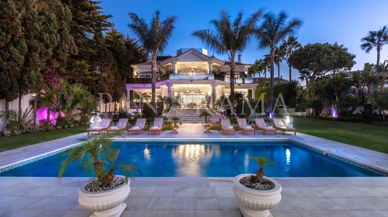 Villa en bord de mer de l'âge d'or de Marbella, à côté de Puerto Banús