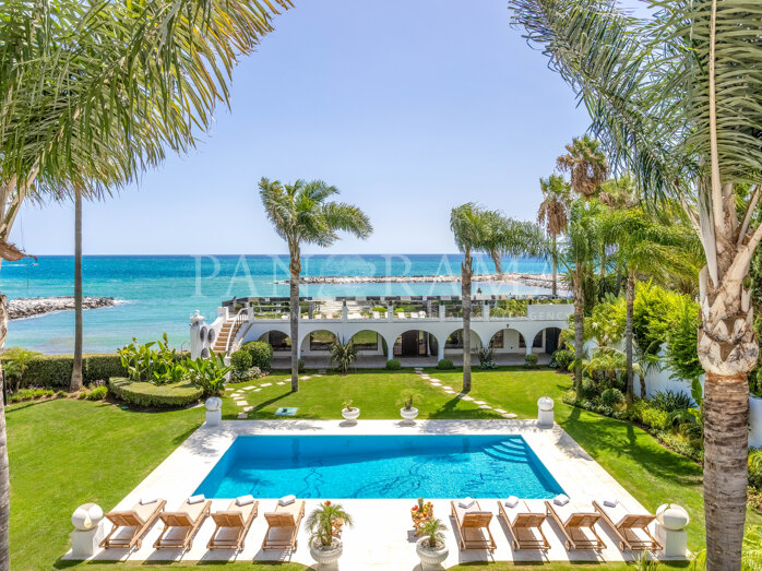 El Martinete, una mansión en primera línea de playa de prestigio atemporal en Puerto Banús, Marbella