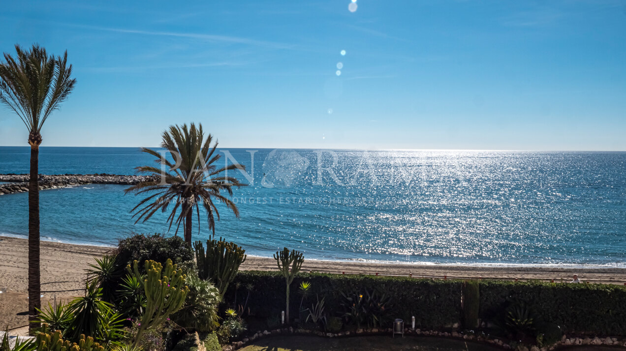 Appartement aan het strand in Puerto Banús