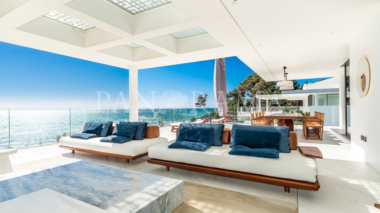 Fantastique duplex penthouse à Emare, avec une belle vue sur la mer et un accès direct à la plage.