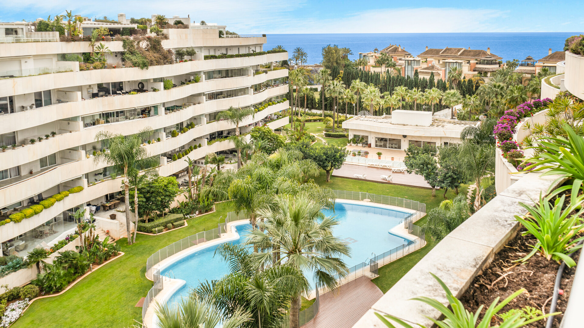 Impresionante ático dúplex con preciosas vistas al mar junto a Puerto Banús