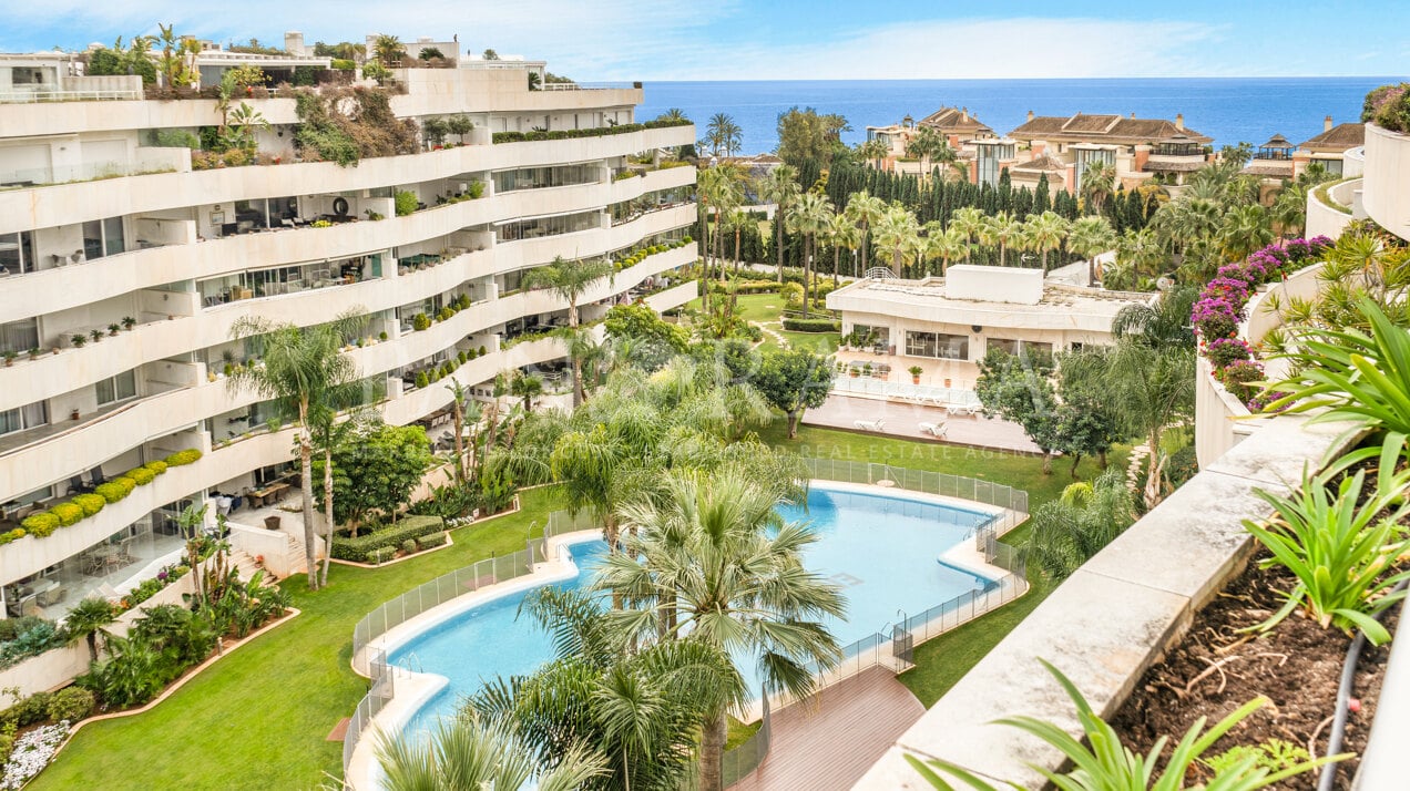 Stunning duplex penthouse with lovely sea views next to Puerto Banús