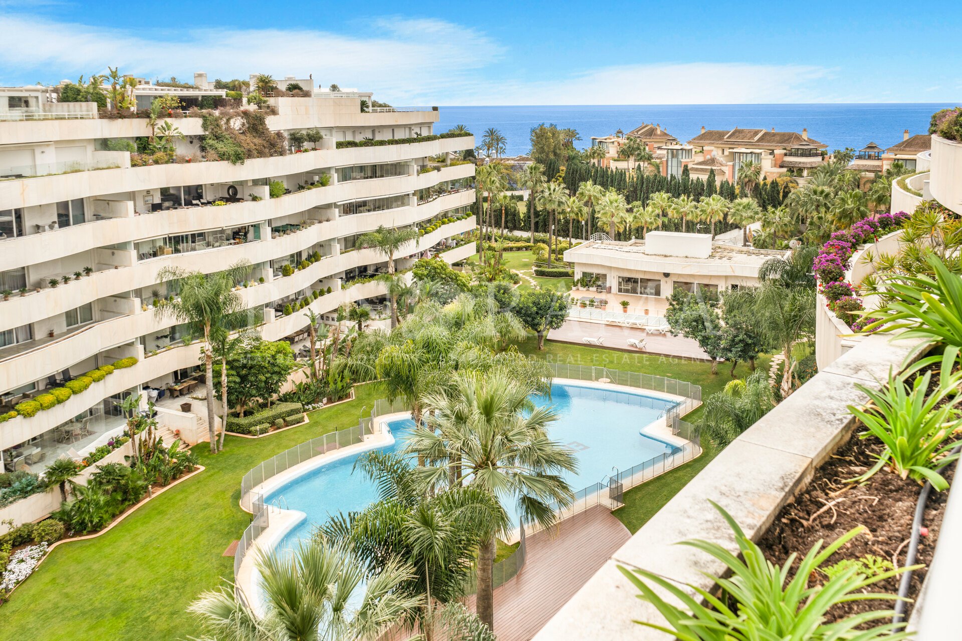 Superbe penthouse en duplex avec vue sur la mer à proximité de Puerto Banús