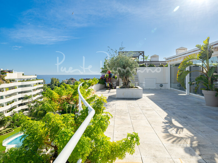 Impresionante ático dúplex con preciosas vistas al mar junto a Puerto Banús