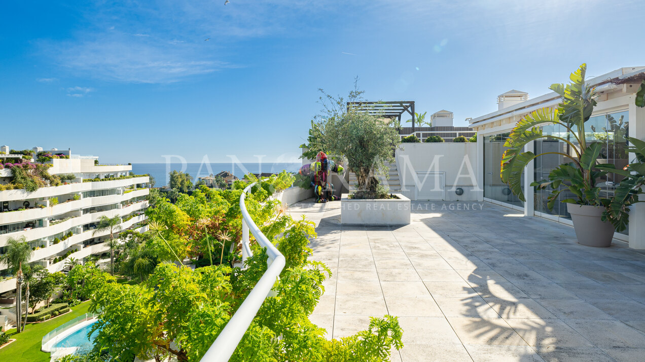 Stunning duplex penthouse with lovely sea views next to Puerto Banús