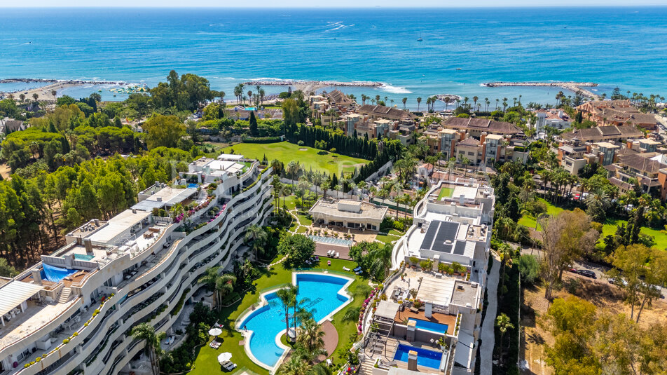 Impressive duplex penthouse with stunning sea views next to Puerto Banús