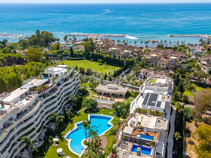 Indrukwekkend duplex penthouse met adembenemend zeezicht naast Puerto Banús