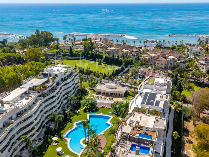 Impressive duplex penthouse with stunning sea views next to Puerto Banús