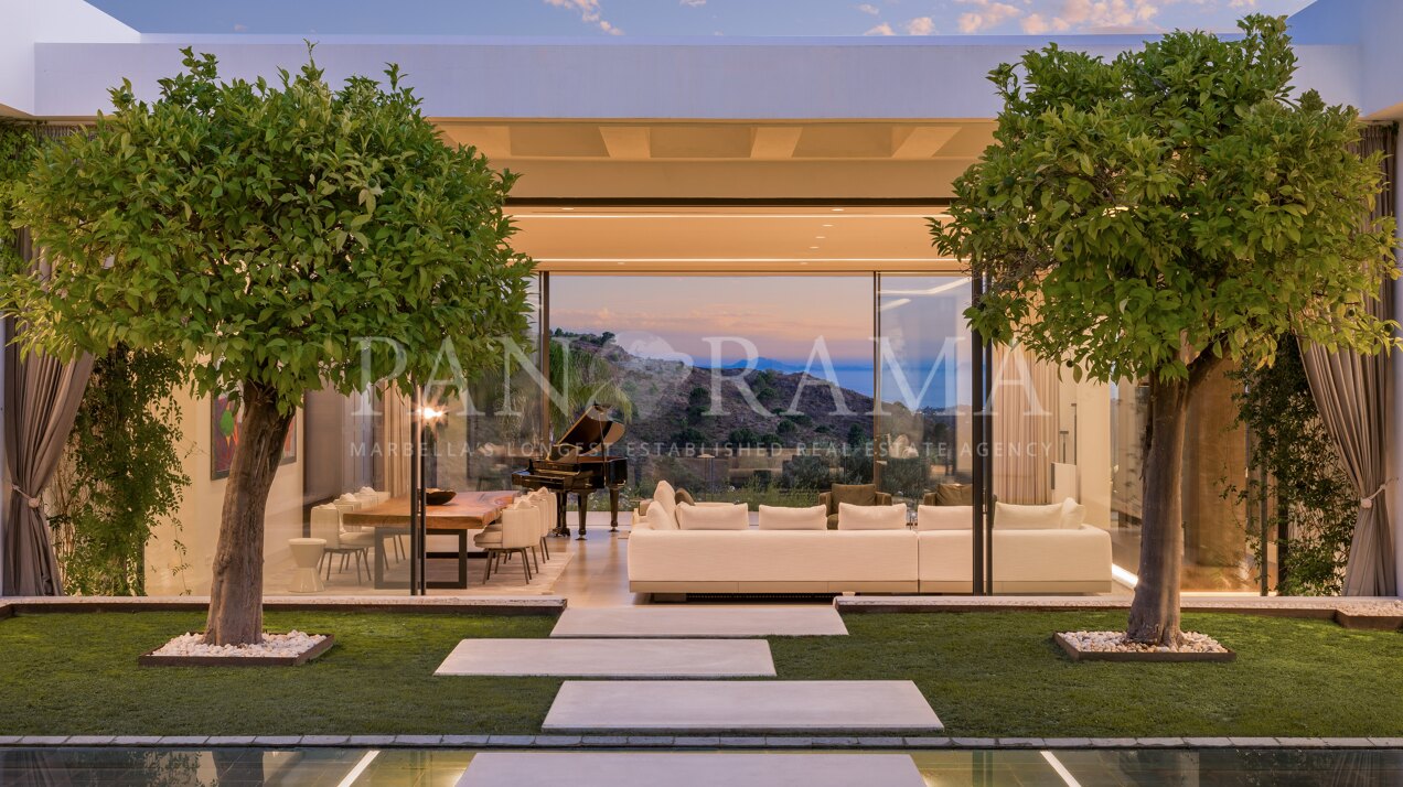 Villa contemporaine exceptionnelle en première ligne de golf au Marbella Club Golf Resort avec vue panoramique sur la mer